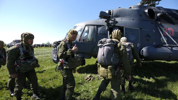 Servicemen of a special purpose unit of Russia's Southern Military District during drills on airborne landing from the Mi-8AMTSh helicopters. File photo - Sputnik Afrique
