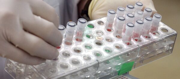 Dr. Danny G. Mead, an assistant research scientist in the College of Veterinary Medicine at the University of Georgia, works with vials containing mosquitoes, which were caught last week in Albany, Ga., in the Wildlife Health building on the university campus in Athens, Ga. on Wednesday, April 7, 2004. - Sputnik Afrique