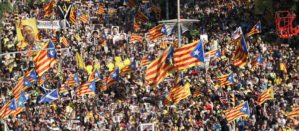 Une manifestation contre l'emprisonnement des dirigeants catalans à Barcelone,  le 14 juillet 2018 - Sputnik Afrique