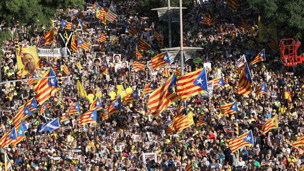 Une manifestation contre l'emprisonnement des dirigeants catalans à Barcelone,  le 14 juillet 2018 - Sputnik Afrique