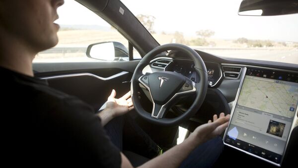 New Autopilot features are demonstrated in a Tesla Model S during a Tesla event in Palo Alto, California October 14, 2015 - Sputnik Afrique