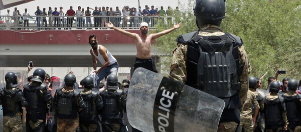 Police prevent protesters from storming the provincial council building during a demonstration in Basra, Iraq, 340 miles (550 kilometers) southeast of Baghdad, on Sunday, July 15, 2018 - Sputnik Afrique