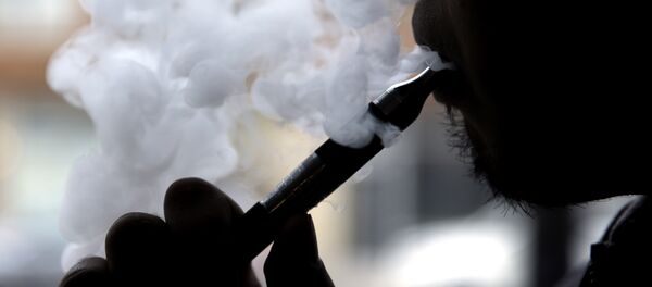 FILE - In this April 23, 2014 file photo, a man smokes an electronic cigarette in Chicago. - Sputnik Afrique