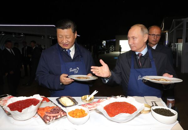Les Présidents russe et chinois ont visité, en marge du Forum économique oriental de Vladivostok, une exposition où ils ont eu l’occasion de préparer des crêpes Les Présidents russe et chinois ont visité, en marge du Forum économique oriental de Vladivostok, une exposition où ils ont eu l’occasion de préparer des crêpes - Sputnik Afrique