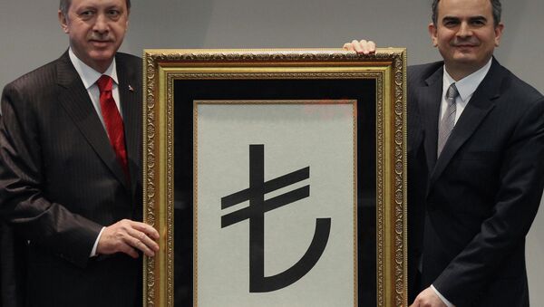 Turkish Prime Minister Recep Tayyip Erdogan, left, and former Central Bank Governor Erdem Basci show the symbol for the national currency, the Turkish lira, in Ankara, Turkey. - Sputnik Afrique
