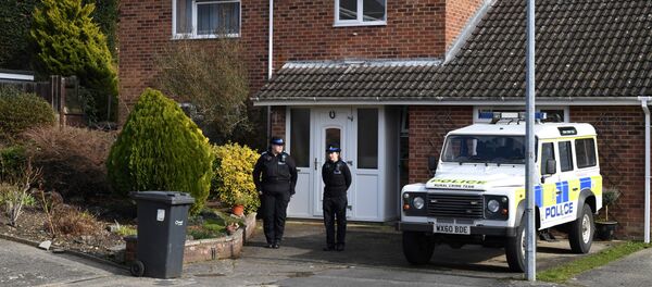 British Police Community Support Officers stand on duty outside a residential property in Salisbury, southern England, British Police Community Support Officers stand on duty outside a residential property in Salisbury, southern England, - Sputnik Afrique