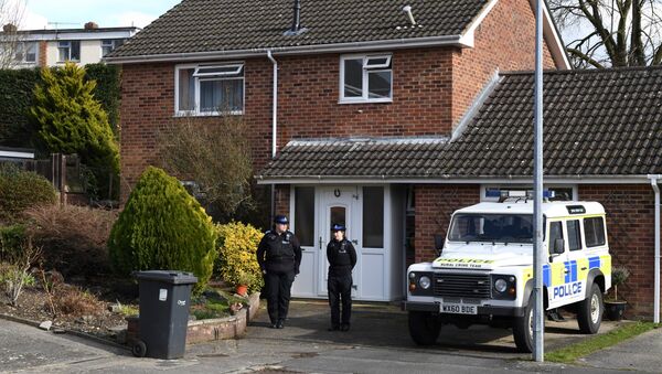British Police Community Support Officers stand on duty outside a residential property in Salisbury, southern England, - Sputnik Afrique