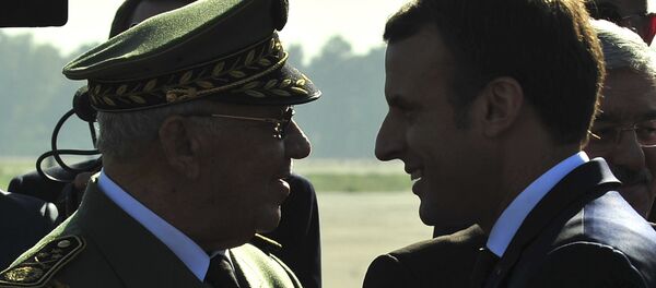 Le Président Emmanuel Macron et le général de corps d'armée Ahmed Gaïd Salah, le 6 Dec, 2017 à Alger. - Sputnik Afrique