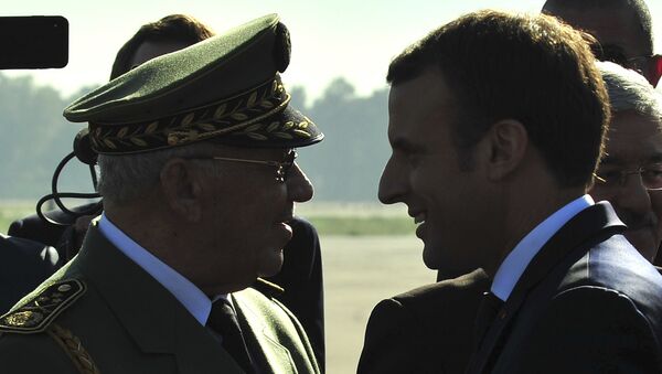 Le Président Emmanuel Macron et le général de corps d'armée Ahmed Gaïd Salah, le 6 Dec, 2017 à Alger. - Sputnik Afrique