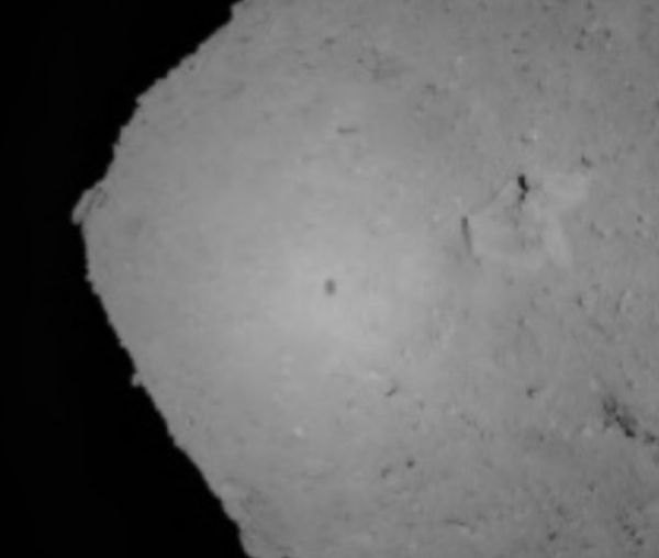  Une sonde japonaise a pris un cliché de sa propre ombre sur la surface d’un astéroïde - Sputnik Afrique