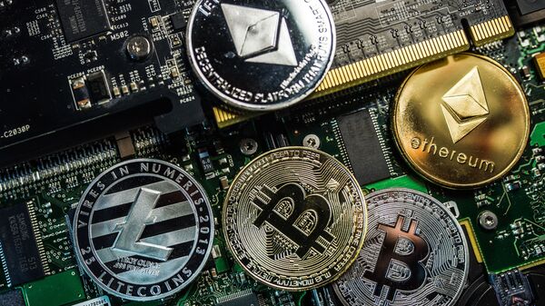 Сувенирные монеты с логотипами криптовалют Bitcoin, Litecoin и Ethereum - Sputnik Afrique