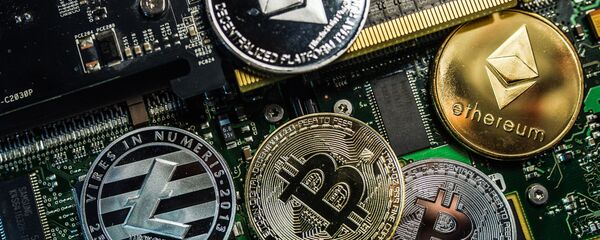 Pièces commémoratives avec logos de crypto-monnaies Bitcoin, Litecoin et Ethereum - Sputnik Afrique