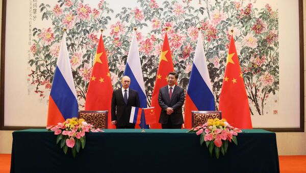 Russia's President Vladimir Putin (L) and his Chinese counterpart Xi Jinping stand together during a signing ceremony at the Diaoyutai State Guesthouse in Beijing on November 9, 2014. - Sputnik Afrique