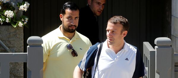 Alexandre Benalla, colaborador de la Presidencia francesa, y Emmanuel Macron, presidente de Francia - Sputnik Afrique