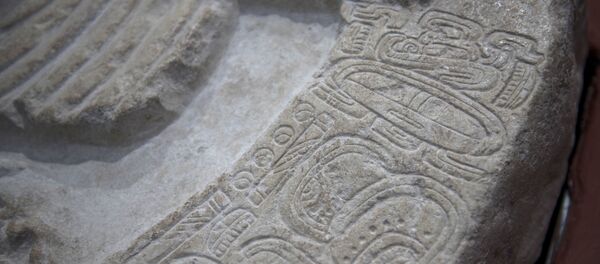 A nearly 1,500-year-old carved altar from the Maya site La Corona, located in the northern Guatemalan department of Peten, is displayed at the National Museum of Archaeology and Ethnology in Guatemala City, Wednesday, Sept. 12, 2018. - Sputnik Afrique