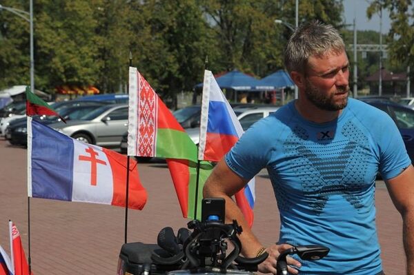 Jonas Berteau, ex-légionnaire réalise un périple de 5.000 km à vélo en hommage au Normandie-Niemen Jonas Berteau, ex-légionnaire réalise un périple de 5.000 km à vélo en hommage au Normandie-Niemen - Sputnik Afrique