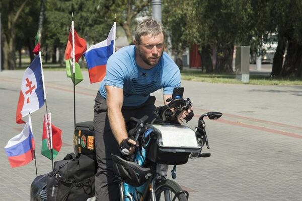 Jonas Berteau, ex-légionnaire réalise un périple de 5.000 km à vélo en hommage au Normandie-Niemen Jonas Berteau, ex-légionnaire réalise un périple de 5.000 km à vélo en hommage au Normandie-Niemen - Sputnik Afrique