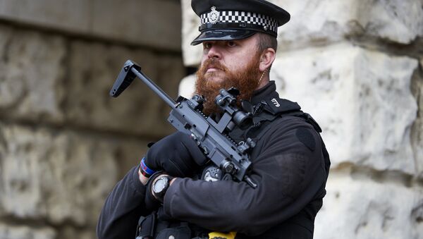 Armed British police officers stand on duty in central London on November 25, 2015. - Sputnik Afrique