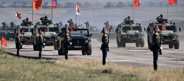 Парад военной техники, участвовавшей в основном этапе военных маневров вооруженных сил Восток-2018 - Sputnik Afrique