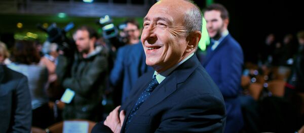 Mayor of Lyon Gerard Collomb waits for French presidential election candidate for the En Marche ! movement Emmanuel Macron prior to the unveil of his full programme eight weeks from election day, on March 2, 2017 in Paris. - Sputnik Afrique