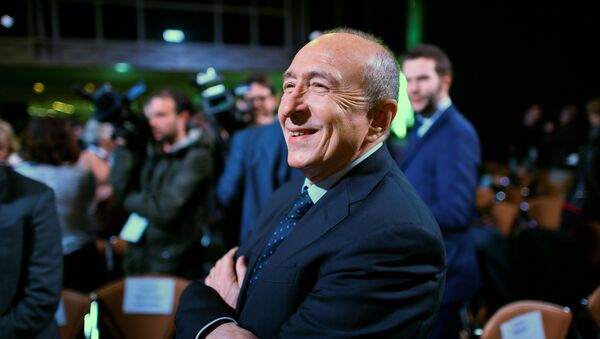 Mayor of Lyon Gerard Collomb waits for French presidential election candidate for the En Marche ! movement Emmanuel Macron prior to the unveil of his full programme eight weeks from election day, on March 2, 2017 in Paris. - Sputnik Afrique