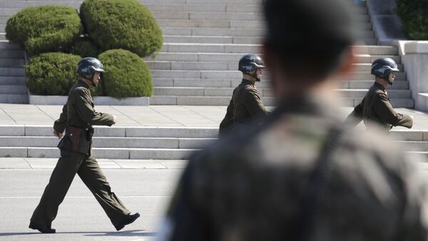 Soldats nord-coréens et militiare sud-coréen - Sputnik Afrique