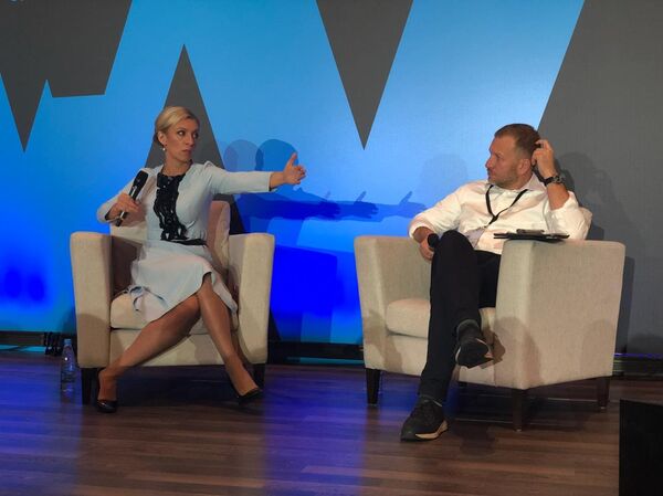 Maria Zakharova et Piotr Lidov-Petrovski, directeur des communications de l'agence Rossiya Segodnya - Sputnik Afrique