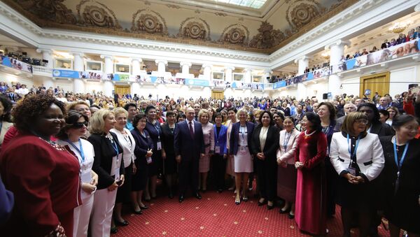 Президент РФ В. Путин принял участие в пленарном заседании II Евразийского женского форума - Sputnik Afrique