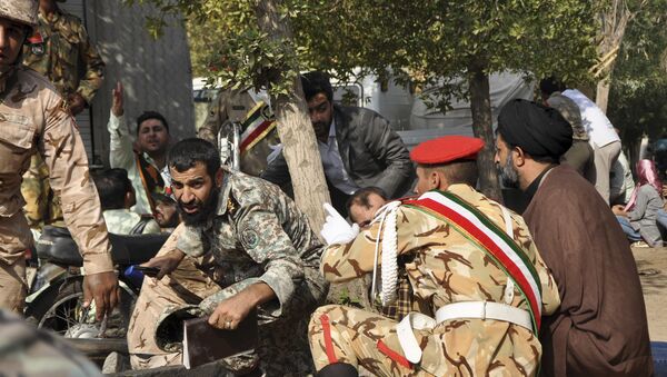 Iranian armed forces members and civilians take shelter in a shooting during a military parade marking the 38th anniversary of Iraq's 1980 invasion of Iran - Sputnik Afrique