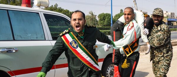 This picture taken on September 22, 2018 in the southwestern Iranian city of Ahvaz shows an Iranian soldier carrying an ijured comrade at the scene of an attack on a military parade that was marking the anniversary of the outbreak of its devastating 1980-1988 war with Saddam Hussein's Iraq. - Sputnik Afrique
