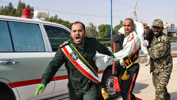 This picture taken on September 22, 2018 in the southwestern Iranian city of Ahvaz shows an Iranian soldier carrying an ijured comrade at the scene of an attack on a military parade that was marking the anniversary of the outbreak of its devastating 1980-1988 war with Saddam Hussein's Iraq. - Sputnik Afrique