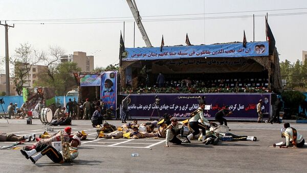 This picture taken on September 22, 2018 in the southwestern Iranian city of Ahvaz shows injured soldiers lying on the ground at the scene of an attack on a military parade that was marking the anniversary of the outbreak of its devastating 1980-1988 war with Saddam Hussein's Iraq. - Sputnik Afrique