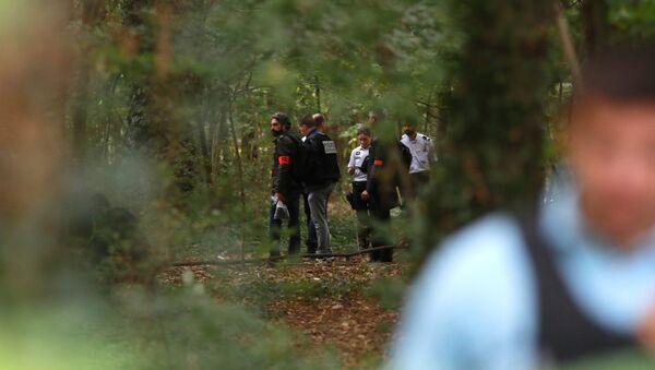 Police investigate on September 23, 2018 in the Bois de Vincennes in Paris on the site where an explosion in an illegal camp left six French soldiers wounded. - Sputnik Afrique