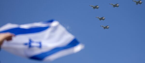 Israeli F-16 fighter jets perform during an air show over the beach in the coastal city of Tel Aviv on April 23, 2015 as Israel marks Independence Day, 67 years since the establishment of the Jewish state. - Sputnik Afrique