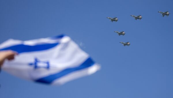 Israeli F-16 fighter jets perform during an air show over the beach in the coastal city of Tel Aviv on April 23, 2015 as Israel marks Independence Day, 67 years since the establishment of the Jewish state. - Sputnik Afrique