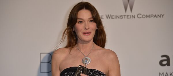 Italian singer and model Carla Bruni-Sarkozy poses as she arrives for the amfAR 21st Annual Cinema Against AIDS during the 67th Cannes Film Festival at Hotel du Cap-Eden-Roc in Cap d'Antibes, southern France. (File) - Sputnik Afrique