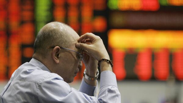 A Filipino trader massages his head as he takes a break during morning trading at the Philippine Stock Exchange at the financial district of Makati, south of Manila, Philippines on Thursday Nov. 20, 2008.  - Sputnik Afrique