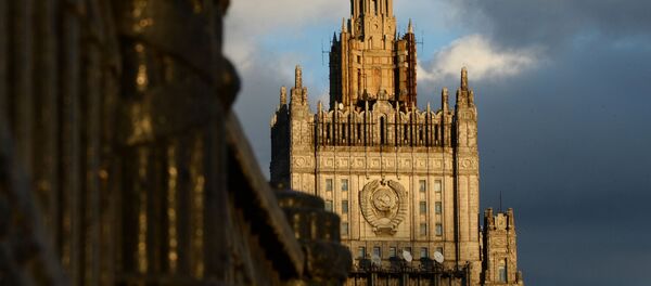 Вид на здание Министерства иностранных дел Российской Федерации с Бородинского моста в Москве Вид на здание Министерства иностранных дел Российской Федерации с Бородинского моста в Москве - Sputnik Afrique