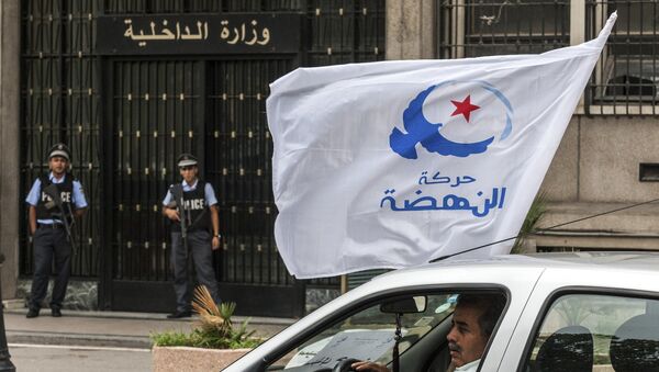 Militants of moderate islamist party Ennahda , waving their party flag, drive past the Interior Minister in Tunis, Monday, Oct.6, 2014. - Sputnik Afrique