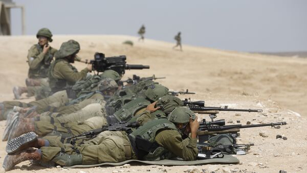 Israeli soldiers from the Kfir brigade's Shimshon (Samson) battalion crouch during a military exercise at the Tzeelim army base on July 3, 2018 simulating urban combat in the Gaza Strip. - Sputnik Afrique