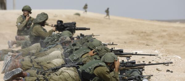 Israeli soldiers from the Kfir brigade's Shimshon (Samson) battalion crouch during a military exercise at the Tzeelim army base on July 3, 2018 simulating urban combat in the Gaza Strip. - Sputnik Afrique