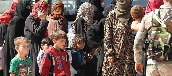 Des dizaines de familles syriennes quittent Idlib par le couloir d’Abou-Douhour - Sputnik Afrique