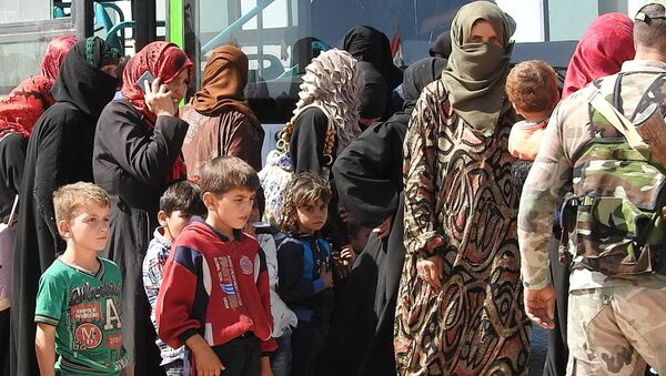 Des dizaines de familles syriennes quittent Idlib par le couloir d’Abou-Douhour - Sputnik Afrique