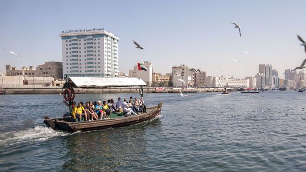 Прогулочная лодка с туристами в Дубае, ОАЭ - Sputnik Afrique
