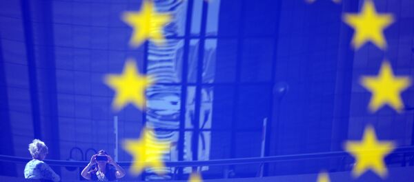 Tourists reflected in a EU logo - Sputnik Afrique