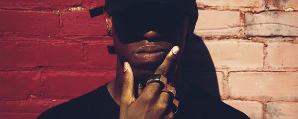 «Pendez les Blancs»: les explications du rappeur Nick Conrad divisent le Net - Sputnik Afrique