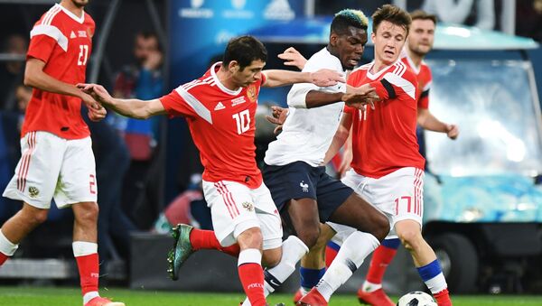 De gauche à droite au premier plan: Alan Dzagoyev, Paul Pogba et Alexandre Golovine lors d’un match amical entre la Russie et la France - Sputnik Afrique