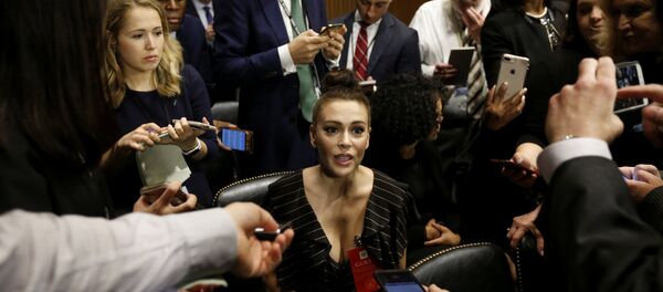 Actress Alyssa Milano is seen ahead of a Senate Judiciary Committee hearing of Dr. Christine Blasey Ford at the Capitol Hill in Washington, U.S., September 27, 2018 - Sputnik Afrique