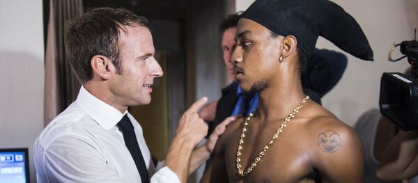 Emmanuel Macron et le jeune braqueur - Sputnik Afrique