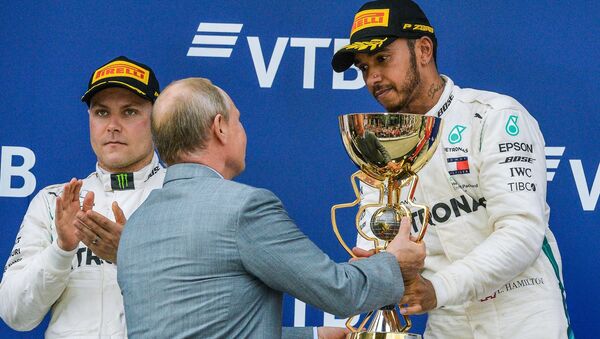 Lewis Hamilton reçoit le trophée des mains de Vladimir Poutine - Sputnik Afrique